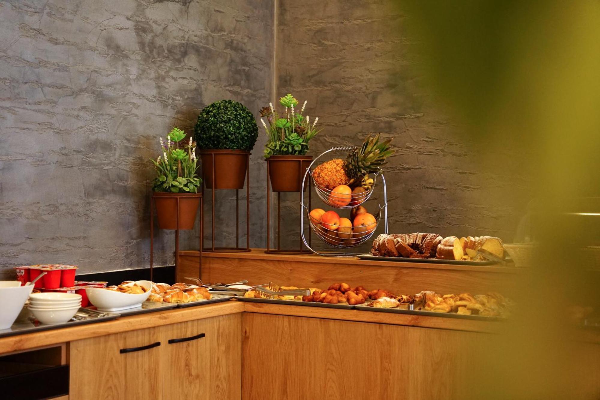 Atrium Deluxe 4* Голем